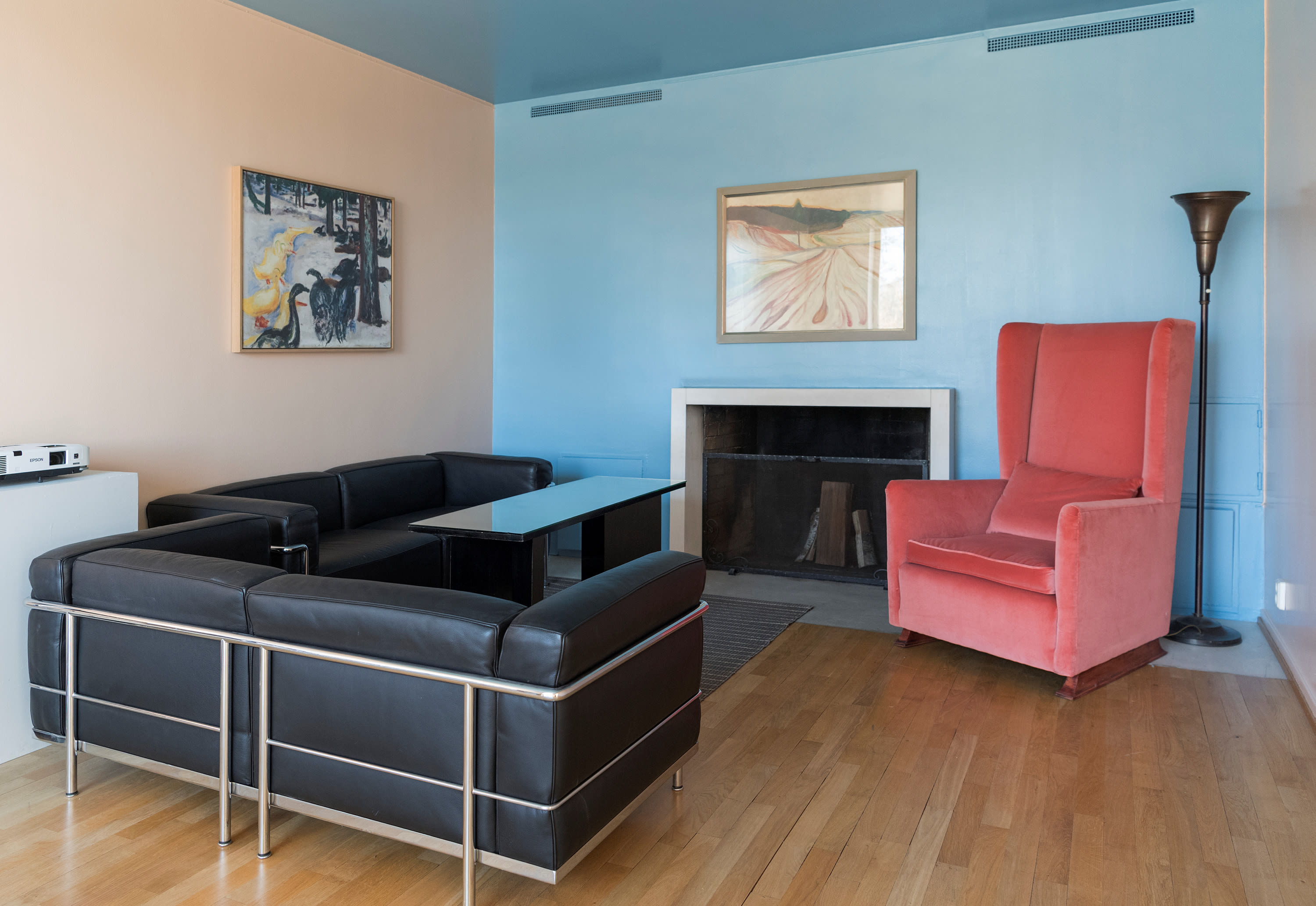 Blåfargen går igjen på vegger både på innsiden og utsiden. Taket på villaen består også av glass i tre ulike nyanser av blå. 