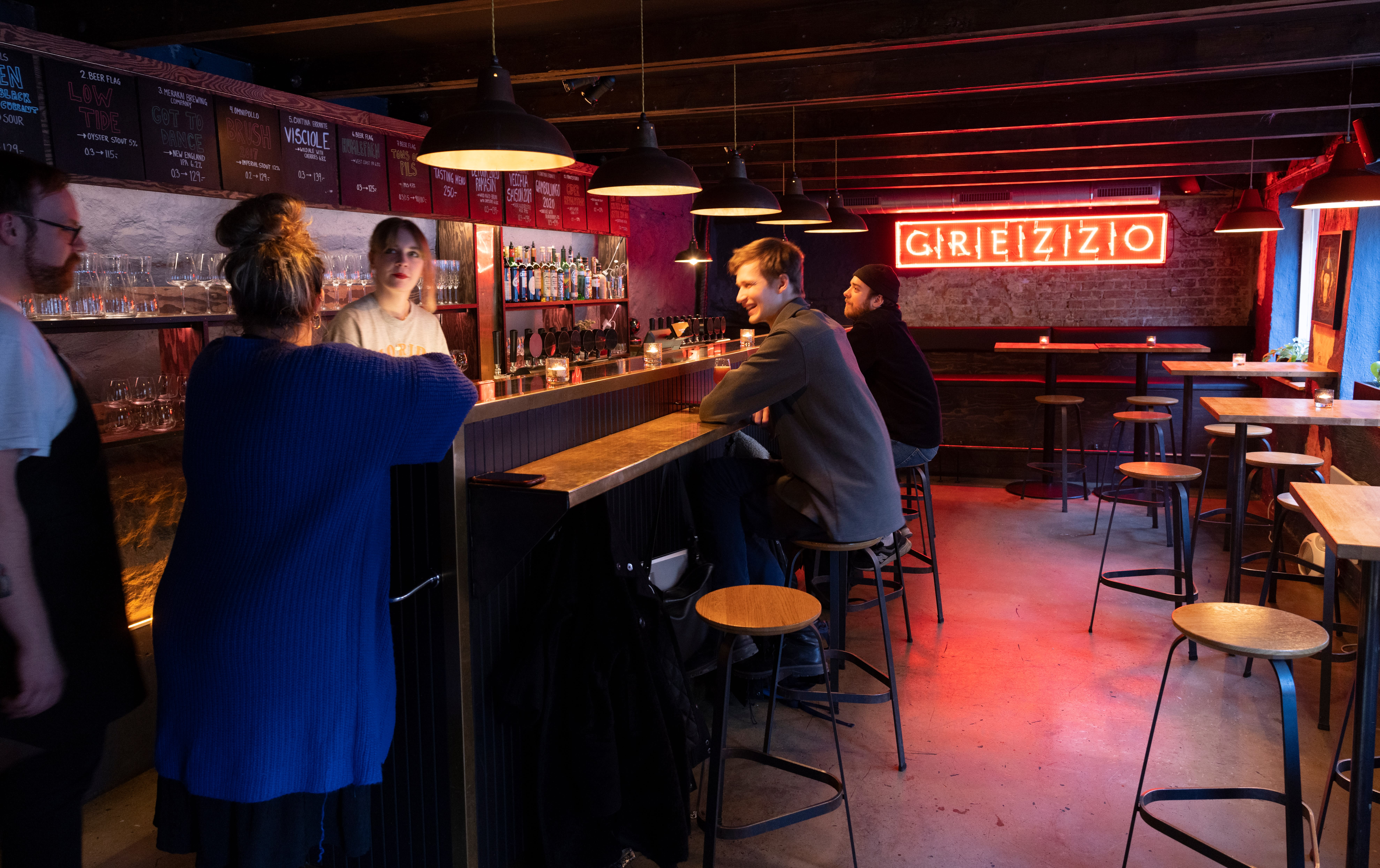 Baren i første etasje byr også på småretter. 