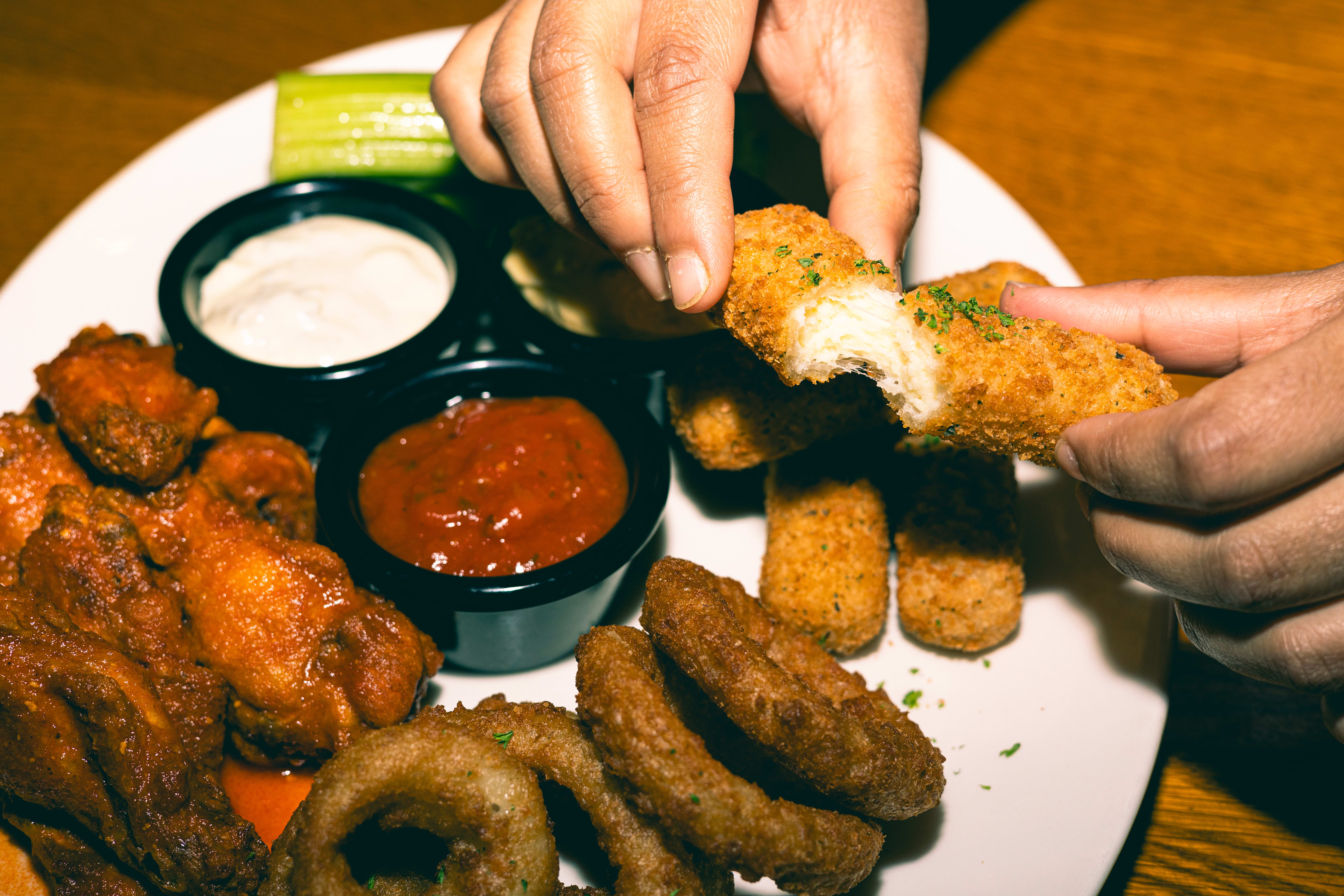Friday’s three for all: løkringer, mozzarella sticks og kyllingvinger.