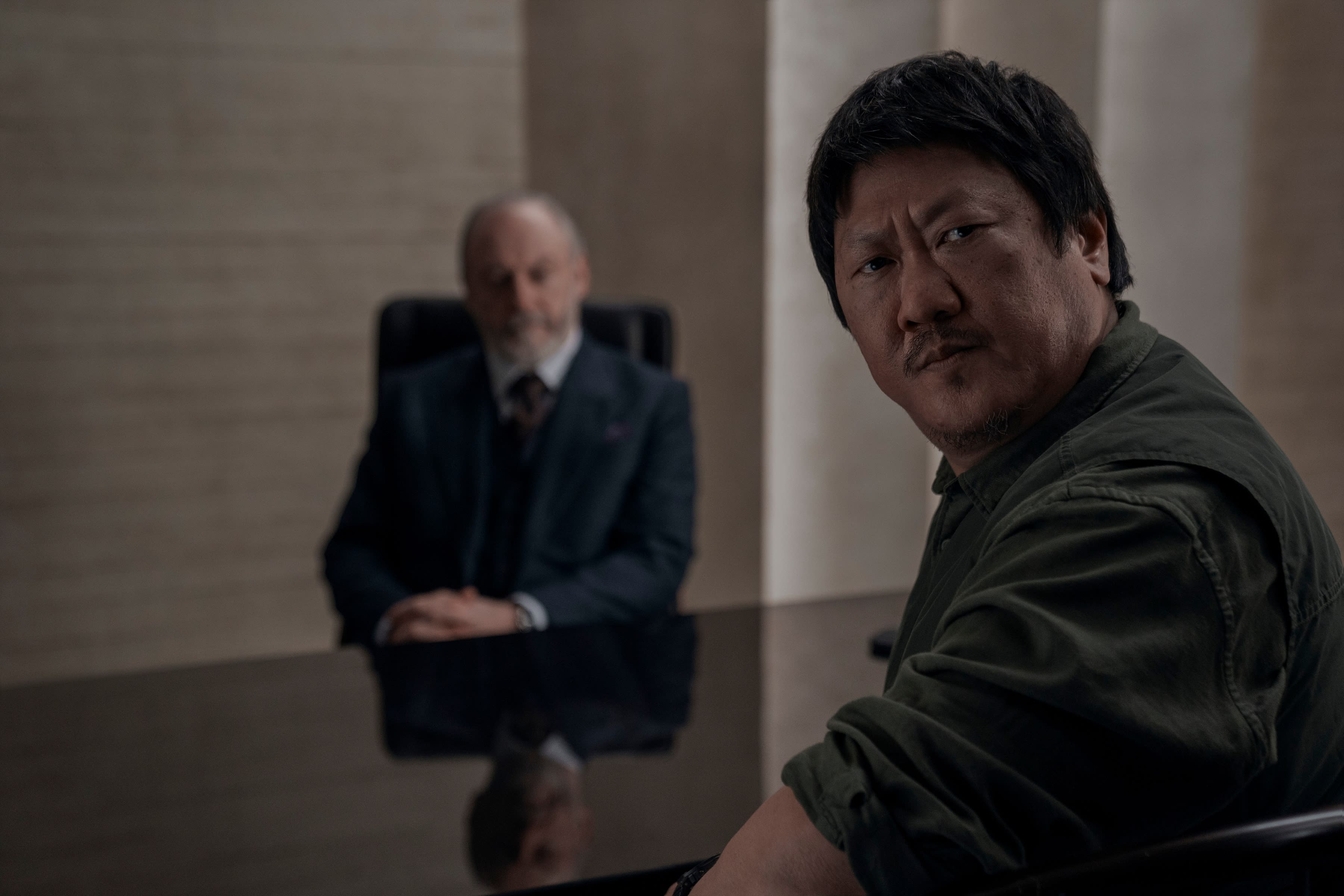 Detektiv Da Shi (Benedict Wong) sammen med den mystiske Wade (Liam Cunningham).