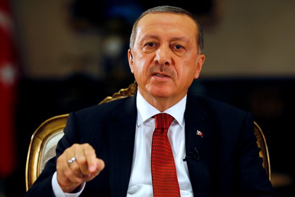 Erdogan stenger over to tusen institusjoner