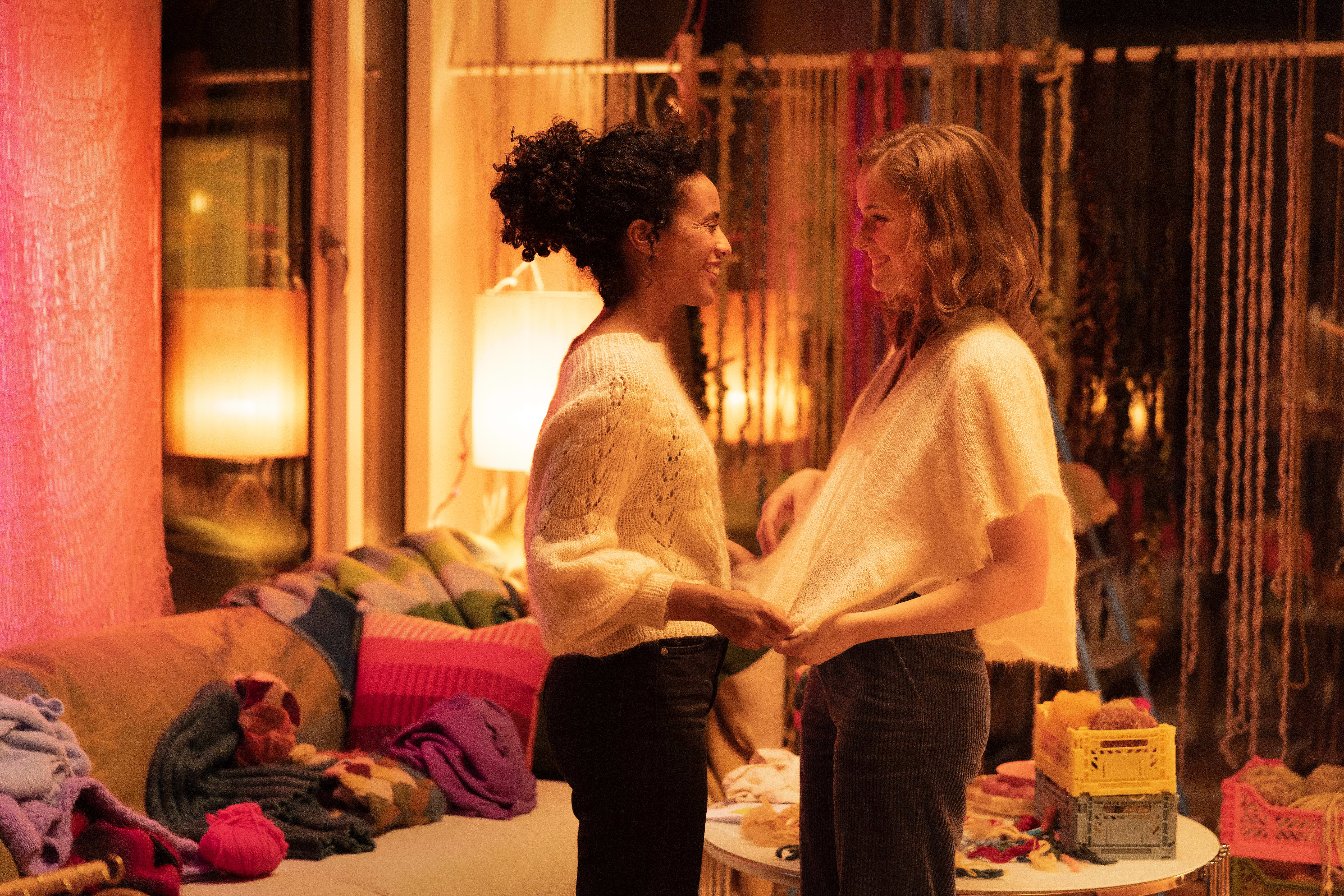 Ulv i fåreklær? Lærer og tekstilkunstner Johanna (Selome Emnetu) viser eleven Johanne (Ella Øverbye) noen av genserne hun har strikket. Filmens flotte gensere er skapt av Ida Toft og Camilla Dingsøyr. Tekstilkunsten i scenografien er skapt av Anne Karin Jortveit, Anne Enge og Aurora Passero. 