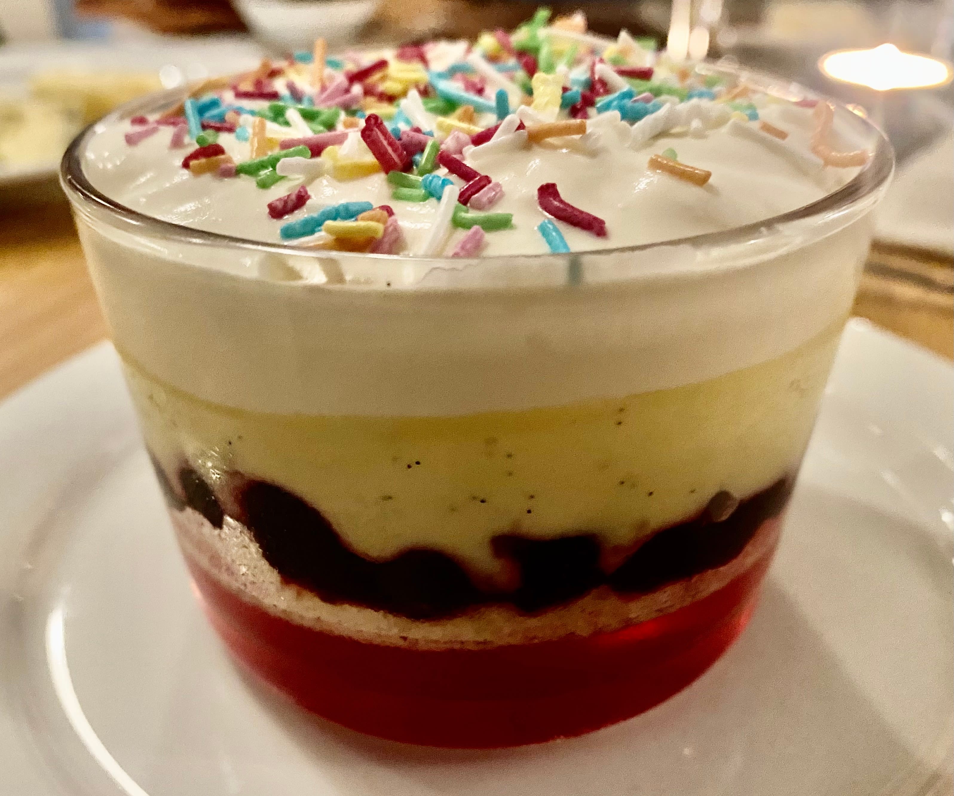 Fem lag med herligheter i en engelsk trifle. 