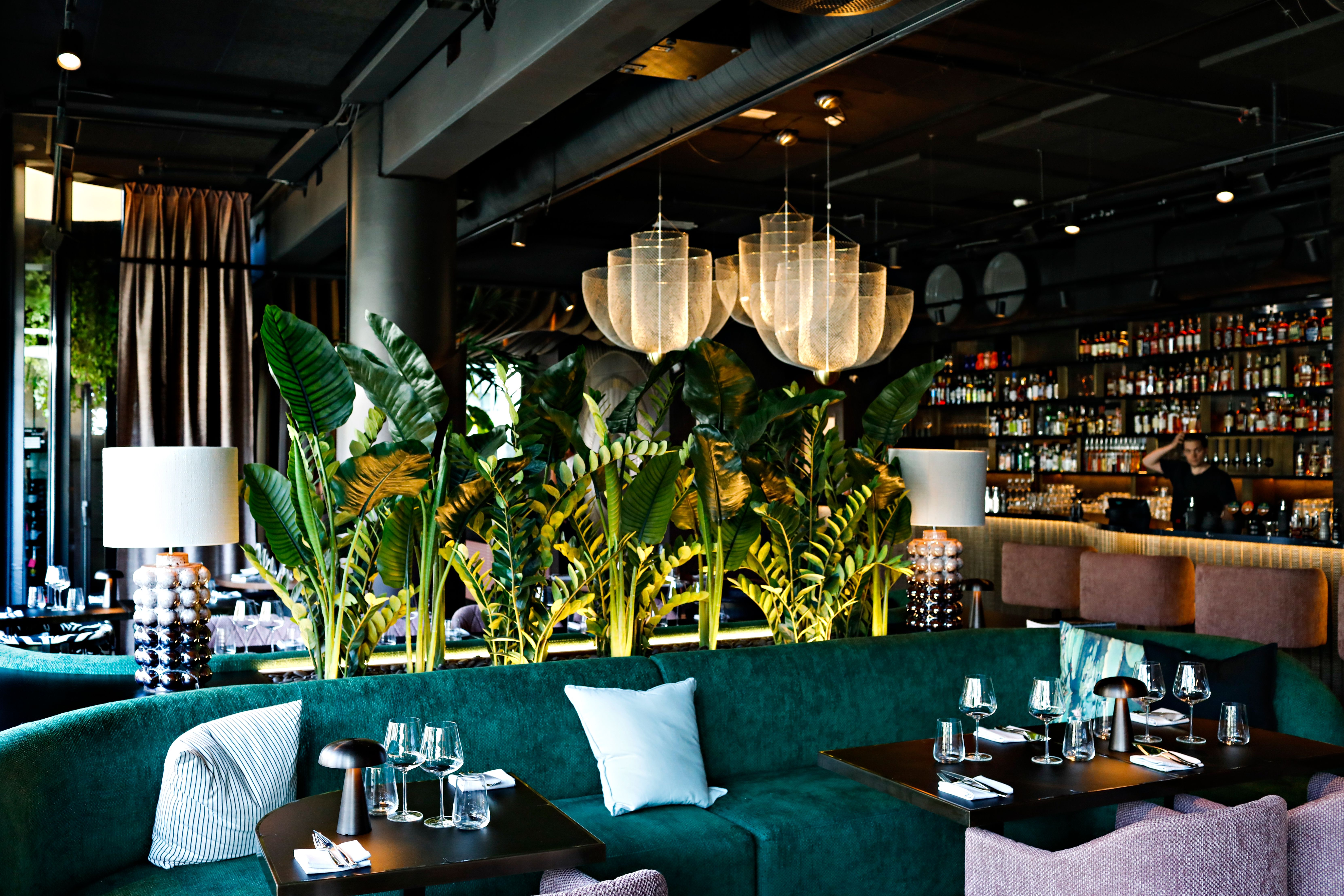 Hyggelige sofagrupper både ute- og innendørs. 