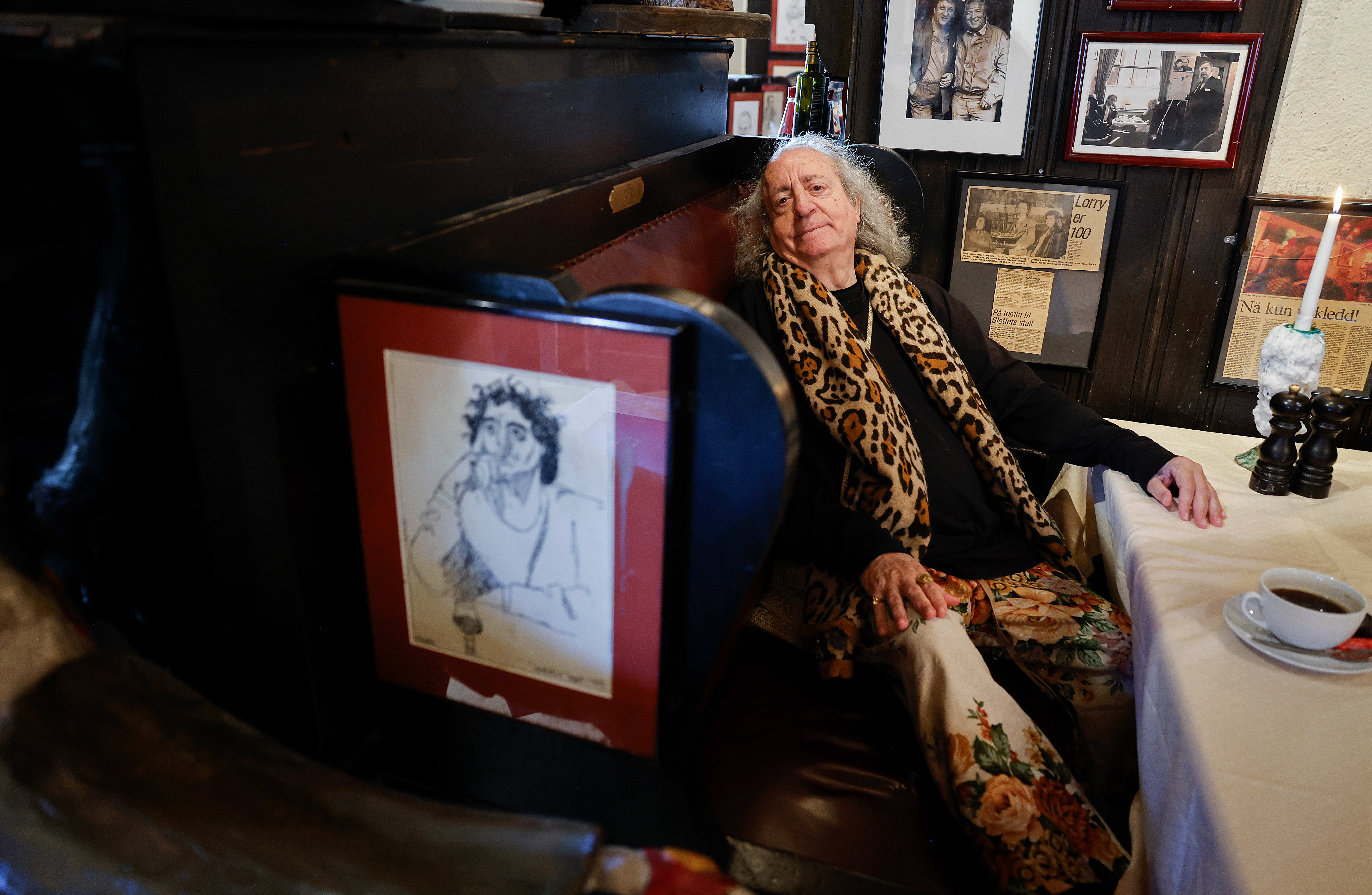 Maurice Budini (83) i sin egen bås, med bilder og avisutklipp av seg selv. 