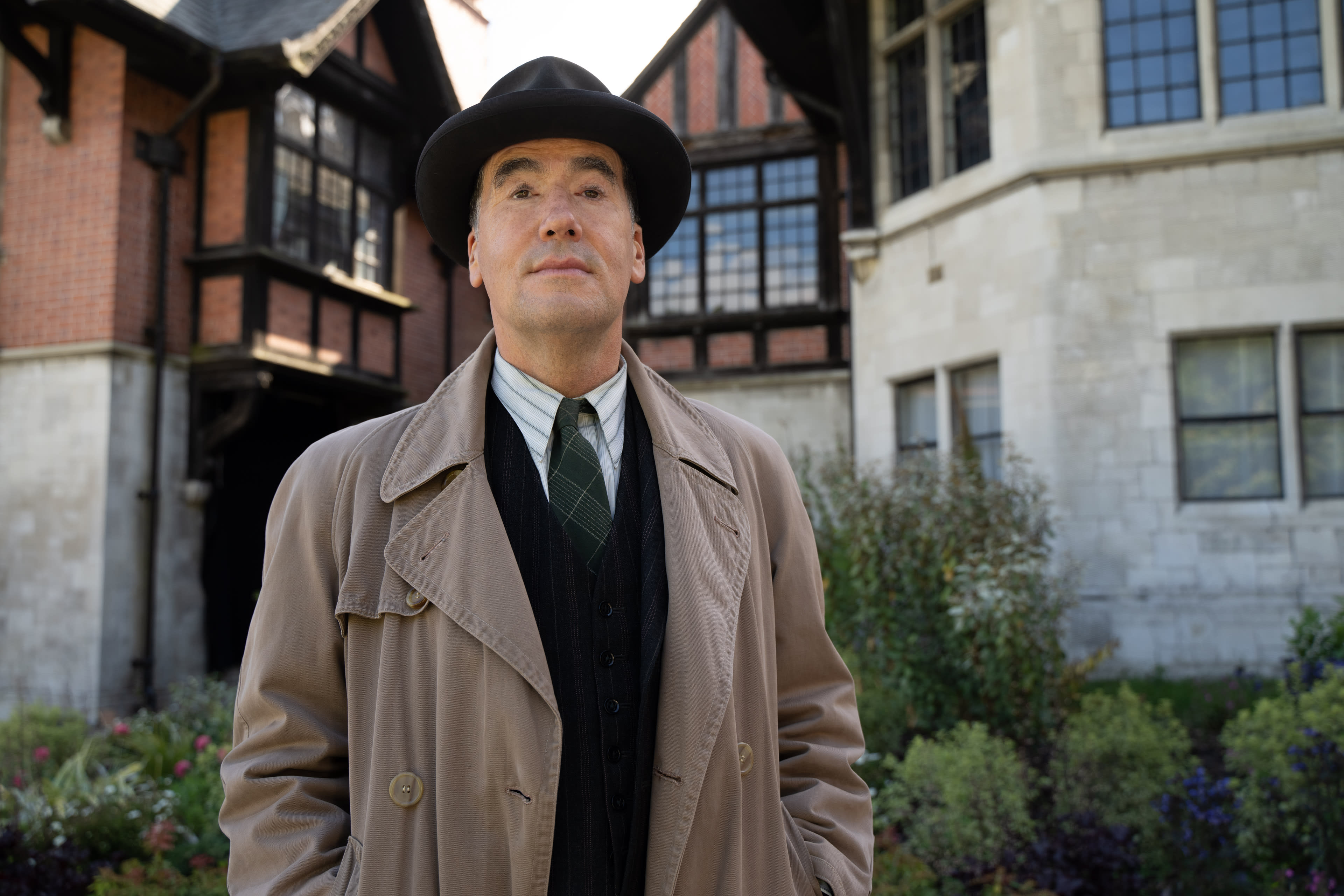 Atticus Pünd (Tim McMullan) er et herlig bekjentskap. 