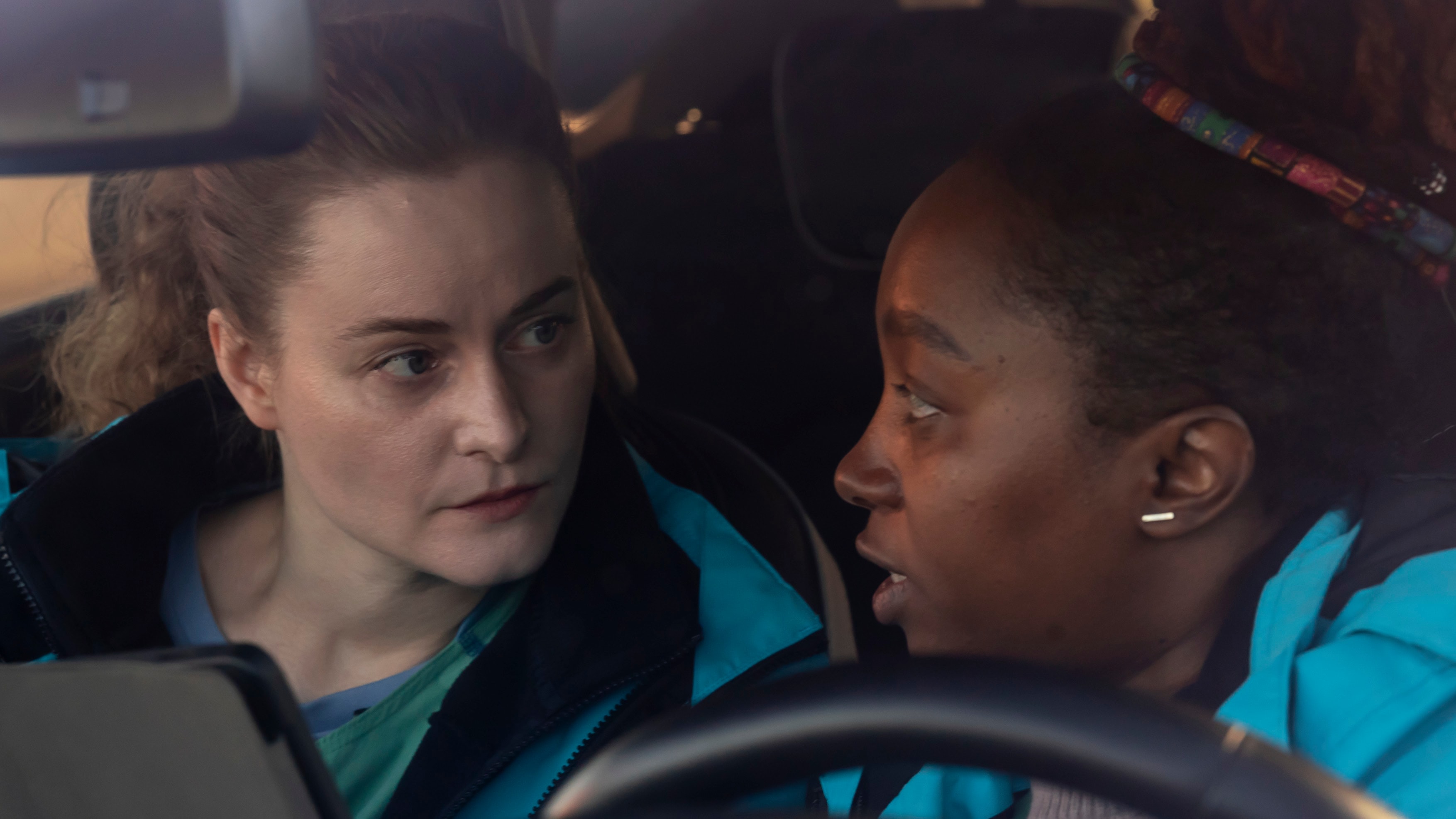 Jette Søndergaard får gode råd av kollega Esther Muthoni Njogu