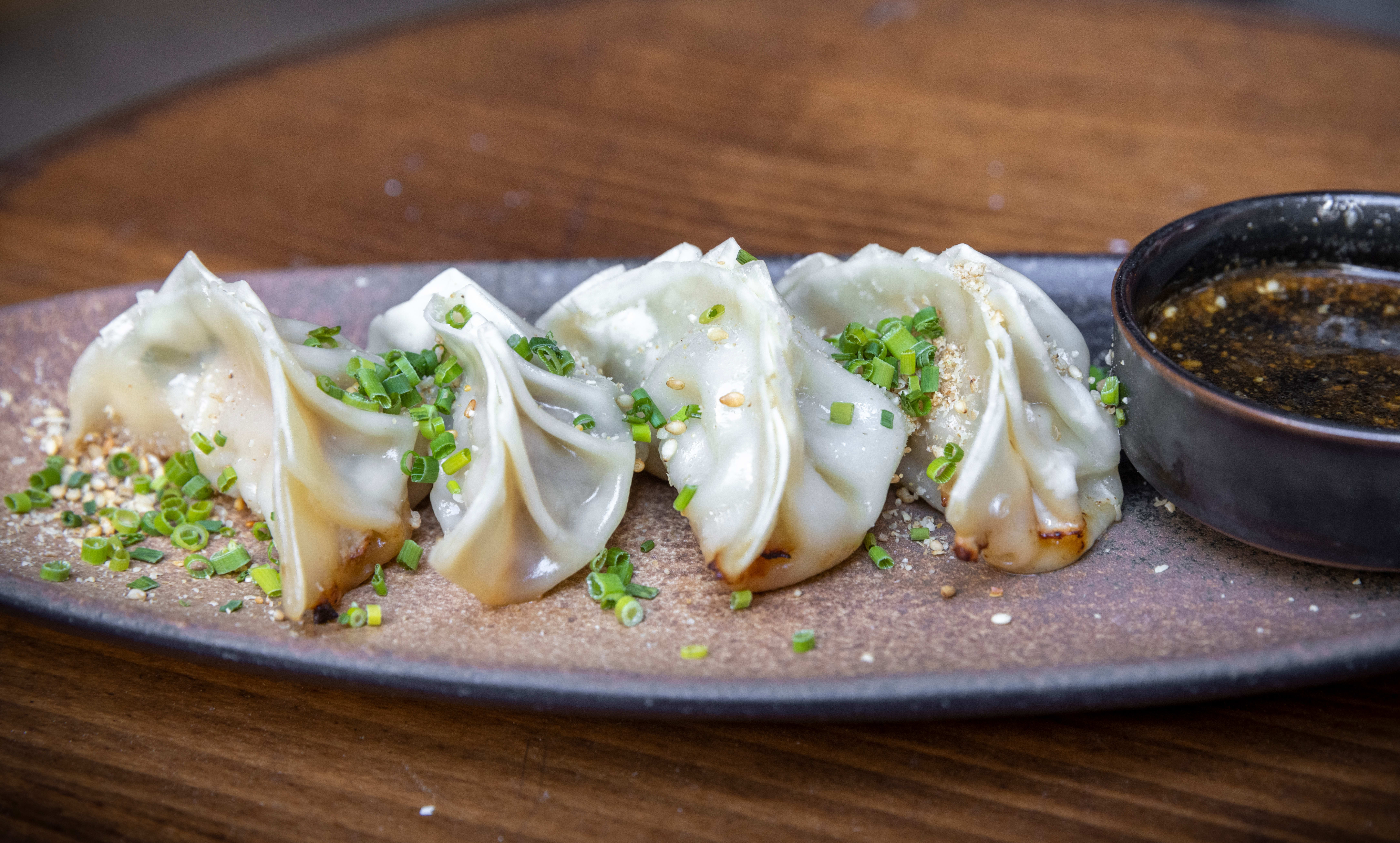 Gyozo med svin og saus med sesam og chili. 