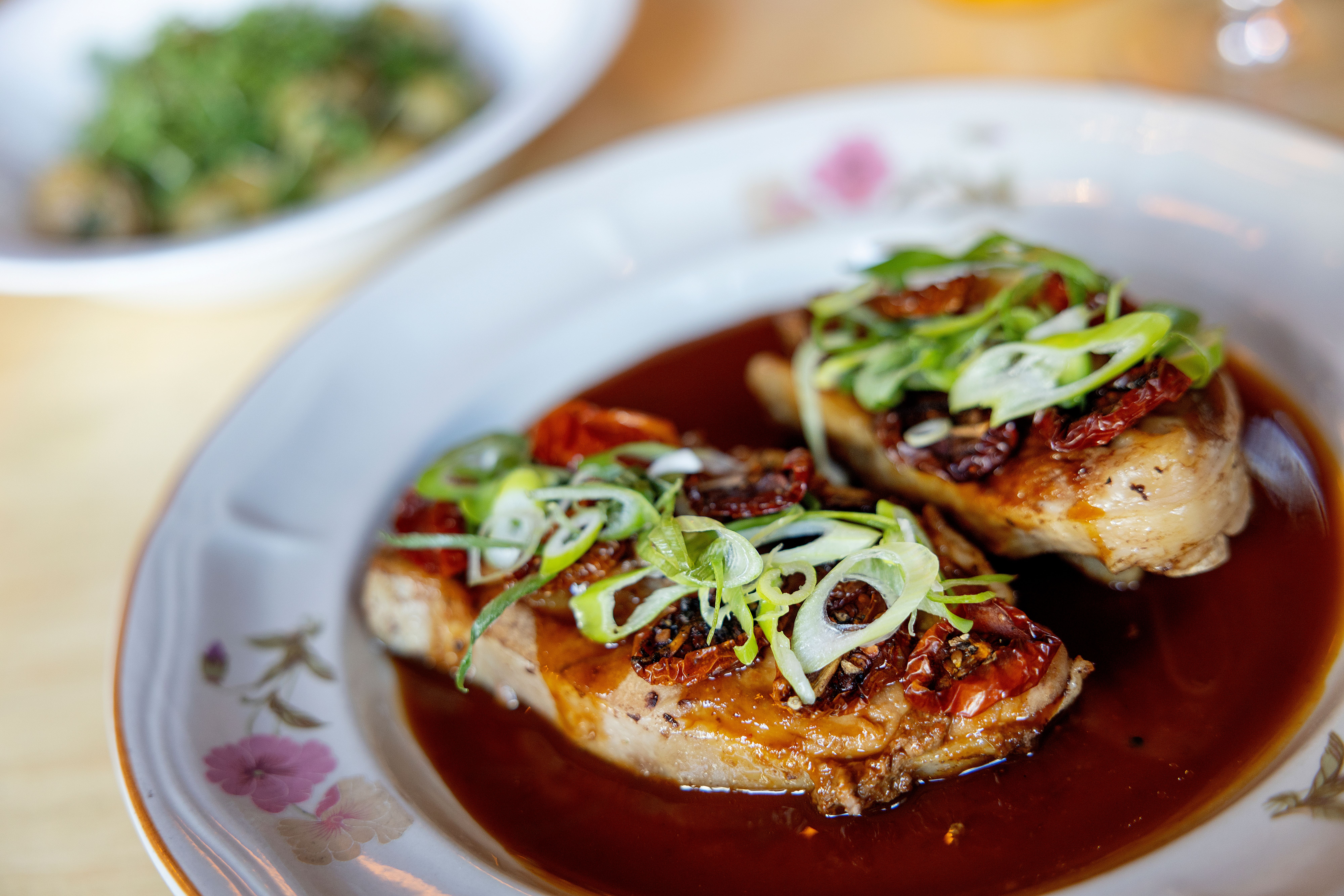 Braisert lammebog med vårløk og tomatgastrique.