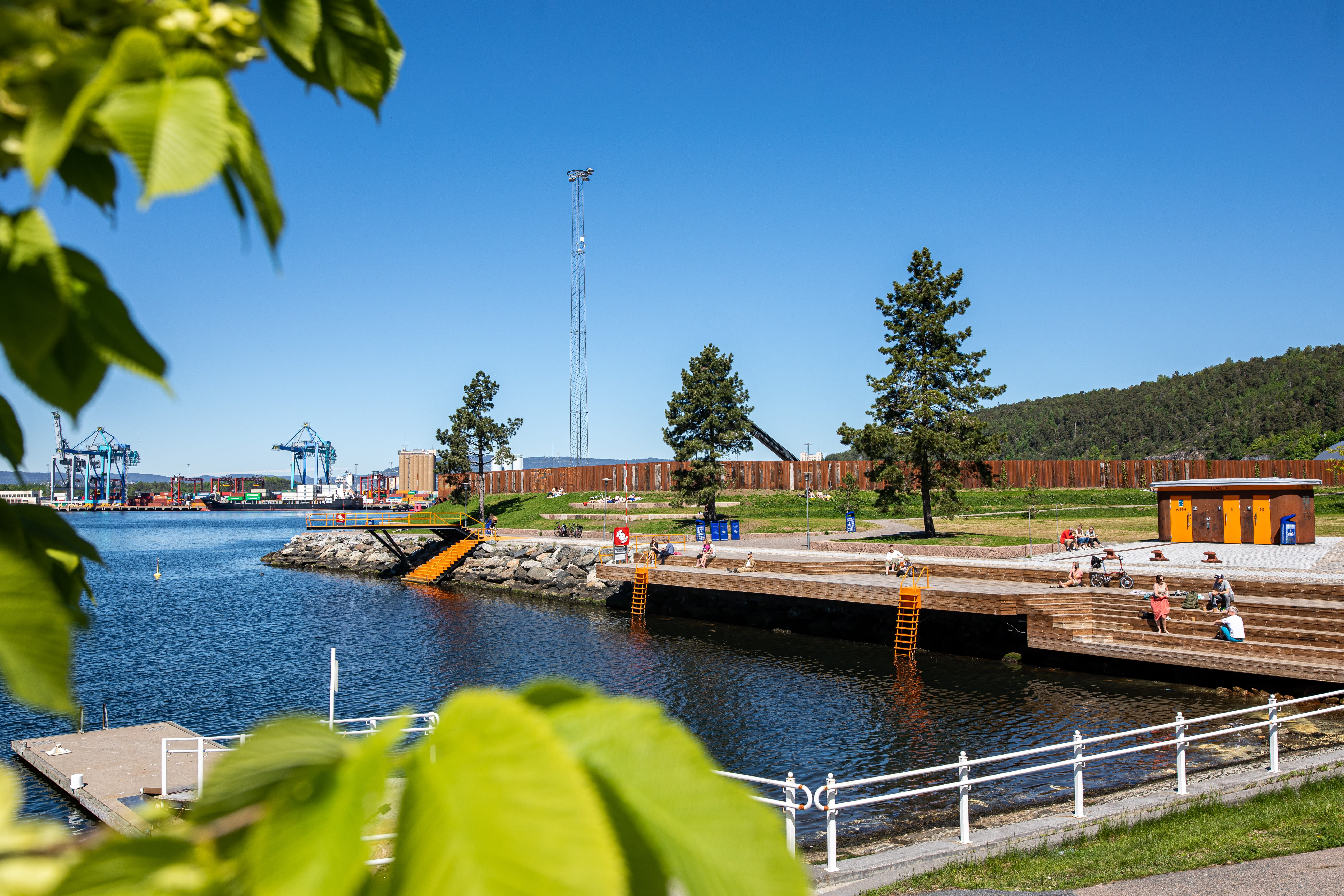 Bekkelagsbadet åpnet i 2019. Her kan du kombinere lunsj med bading. Rett ved vannet er det nemlig en matvogn som tilbyr både varme og kalde retter. 