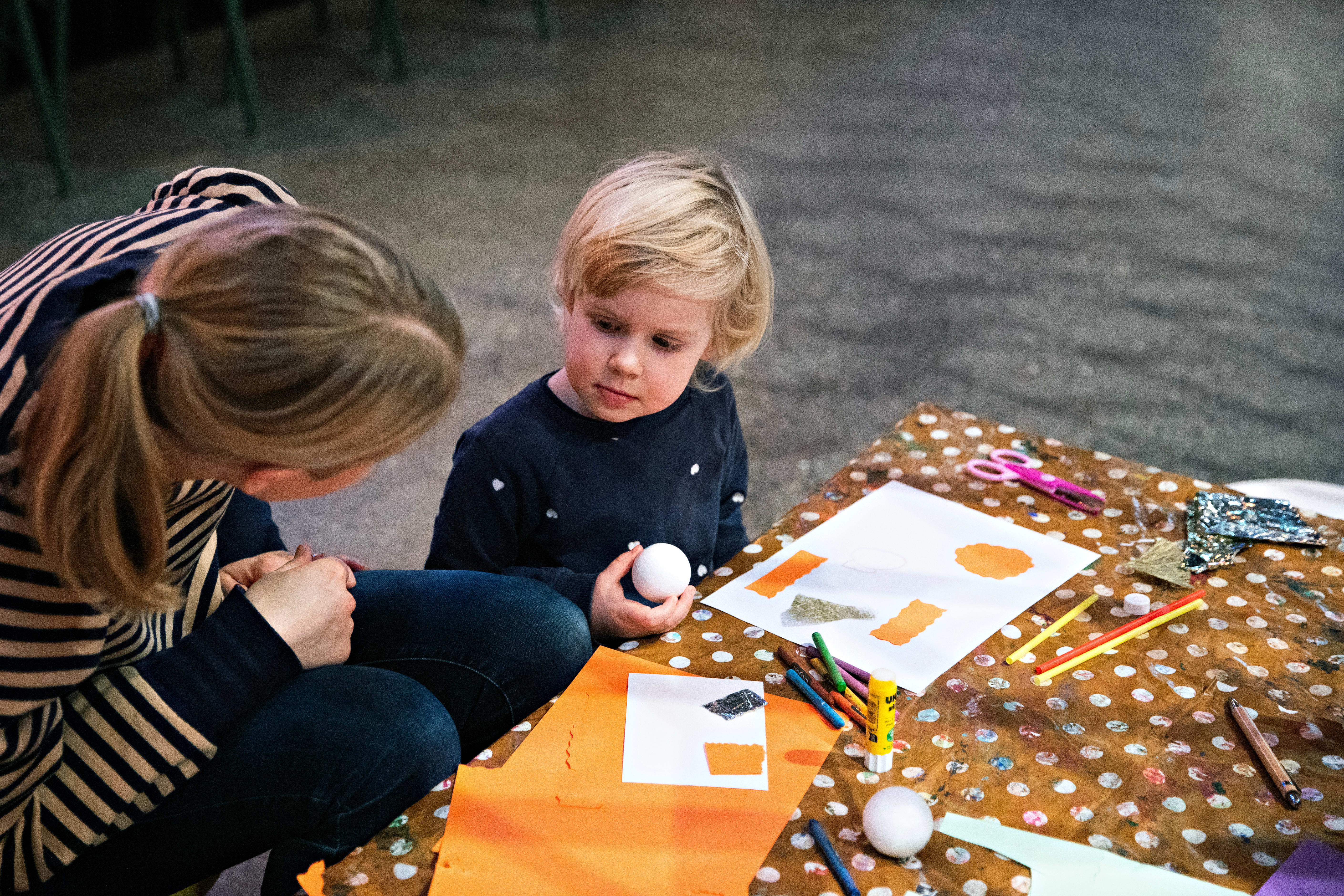 Ingrid er med mamma på barneverksted på Sentralen. 