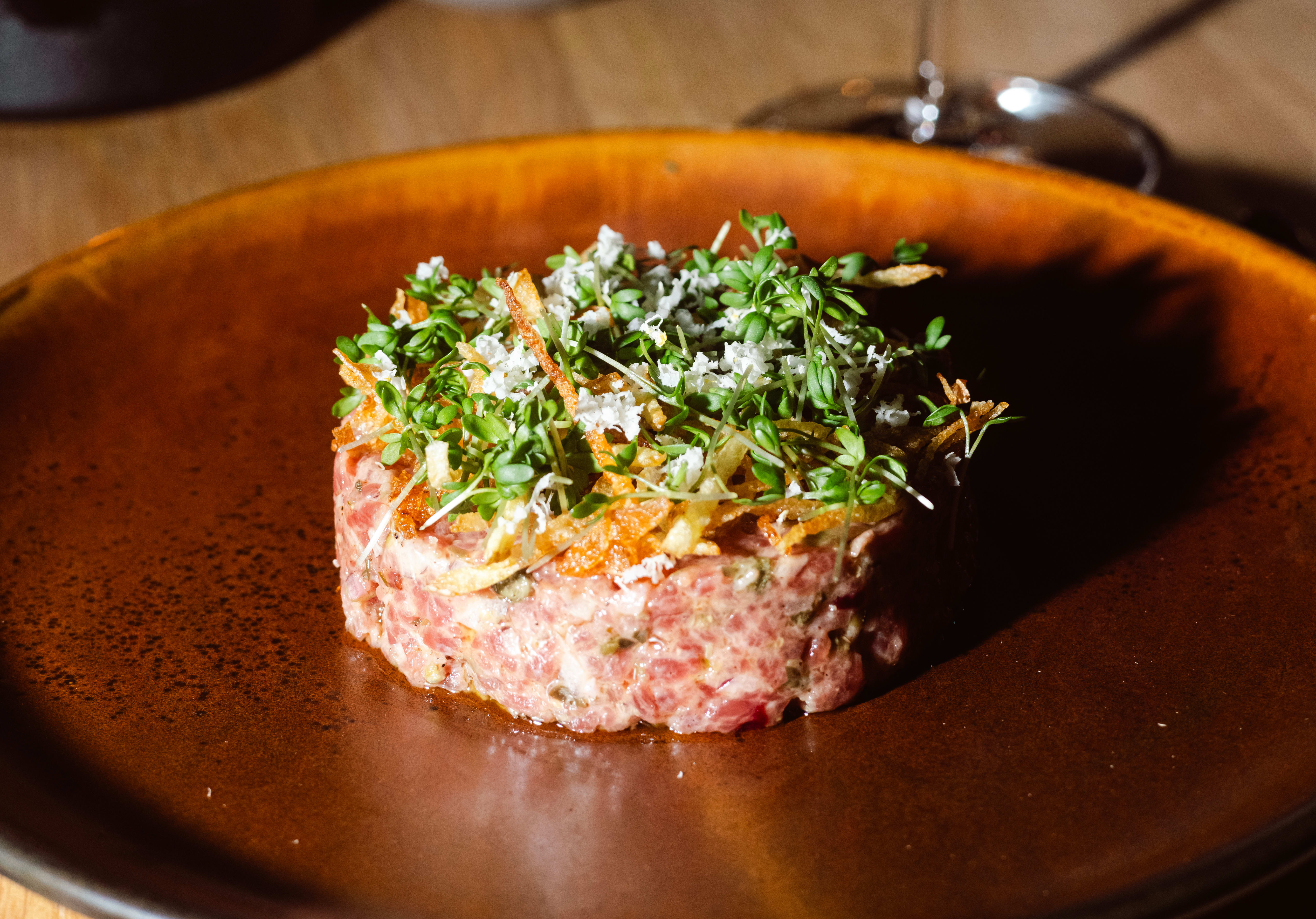 Tartar toppet med ferskrevet pepperrot og potetchips.