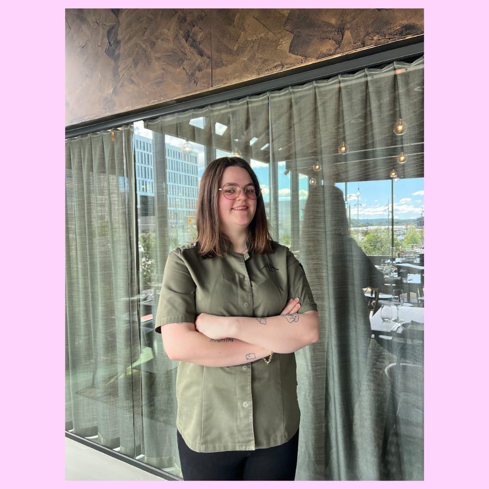 Tiril Faannessen mener det ikke er noe fasit på hvor mye man skal tipse. Selv tipser hun som regel ti prosent. 