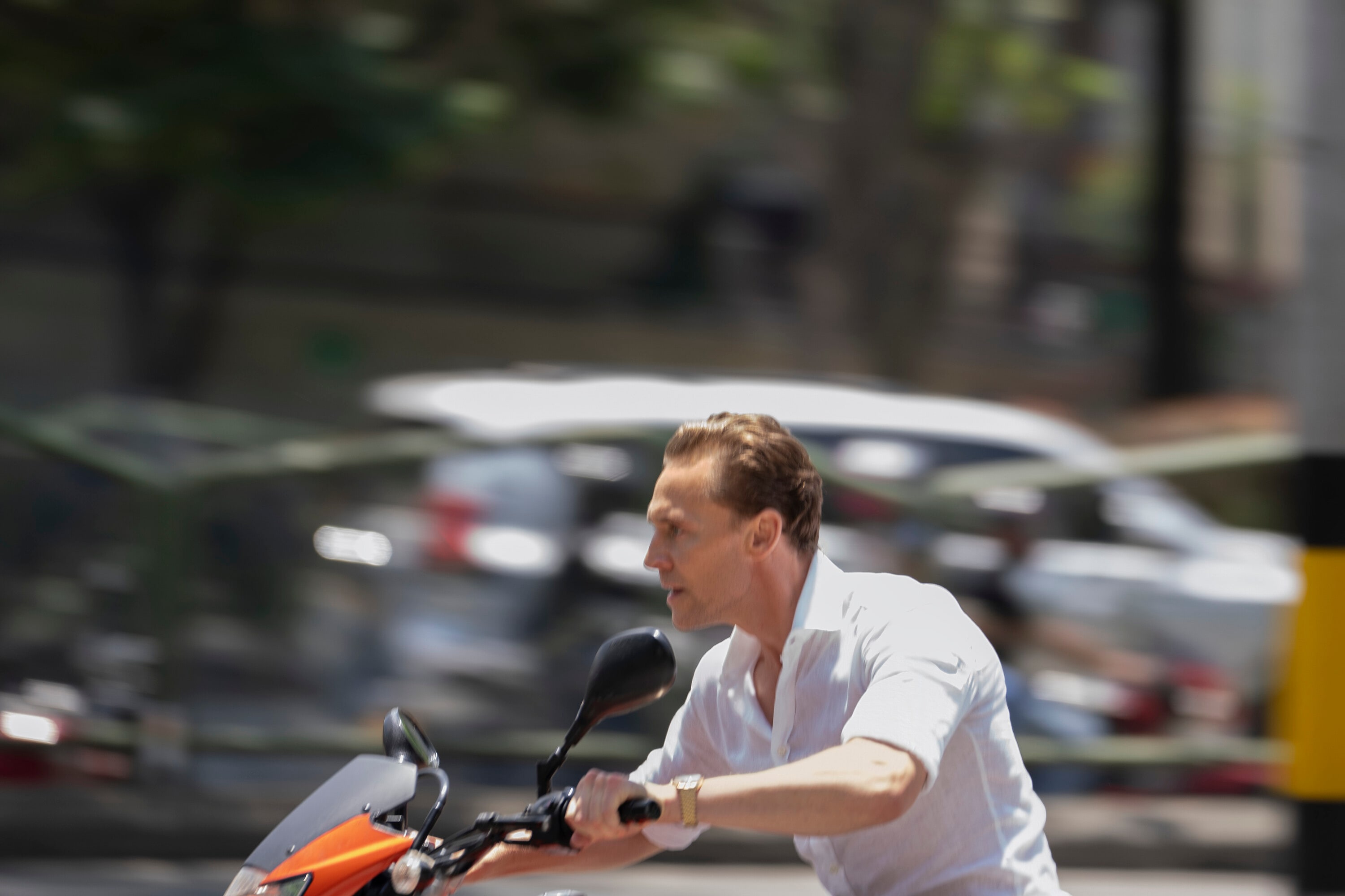 Tom Hiddleston er tilbake som Jonathan Pine. Ti år eldre og litt mer frynsete, men med samme blikk på verden.