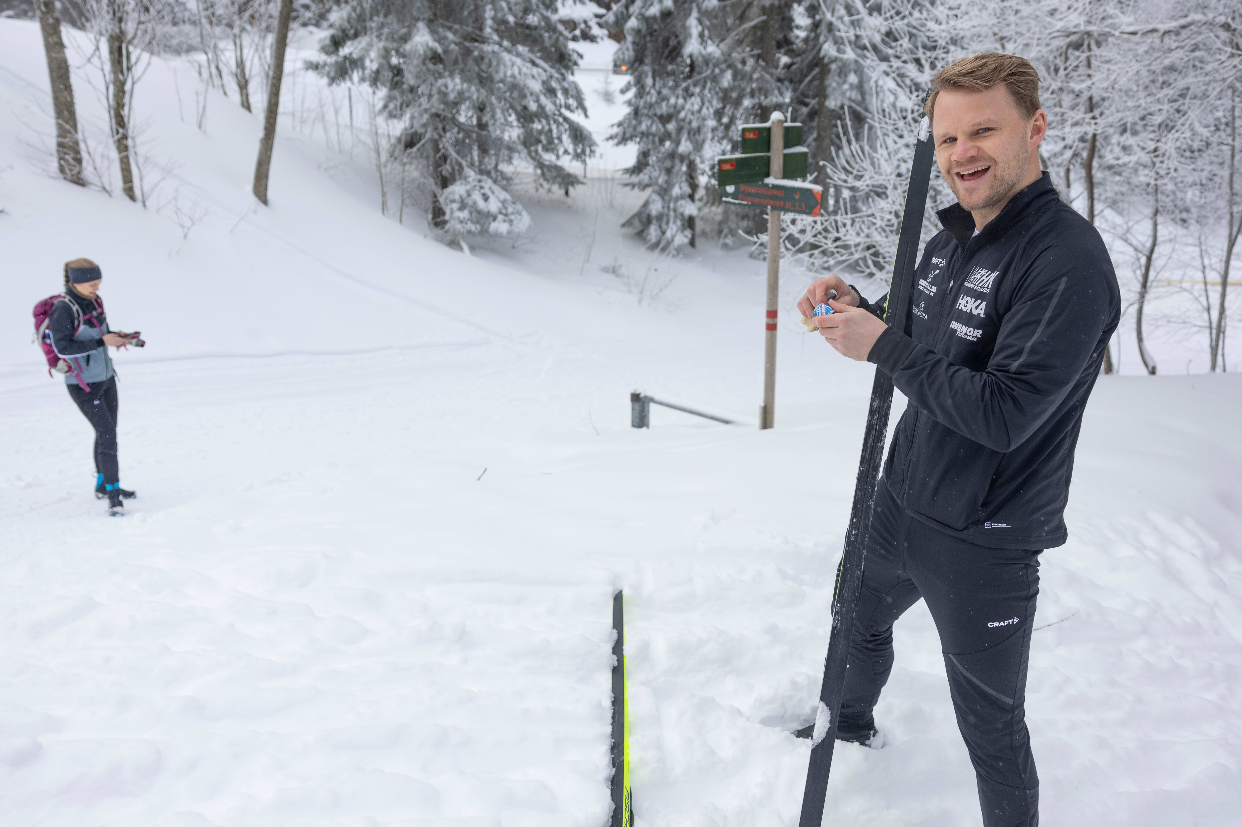 Silje Nordnes (til venstre) får en liten tjuvstart til bollestoppet.