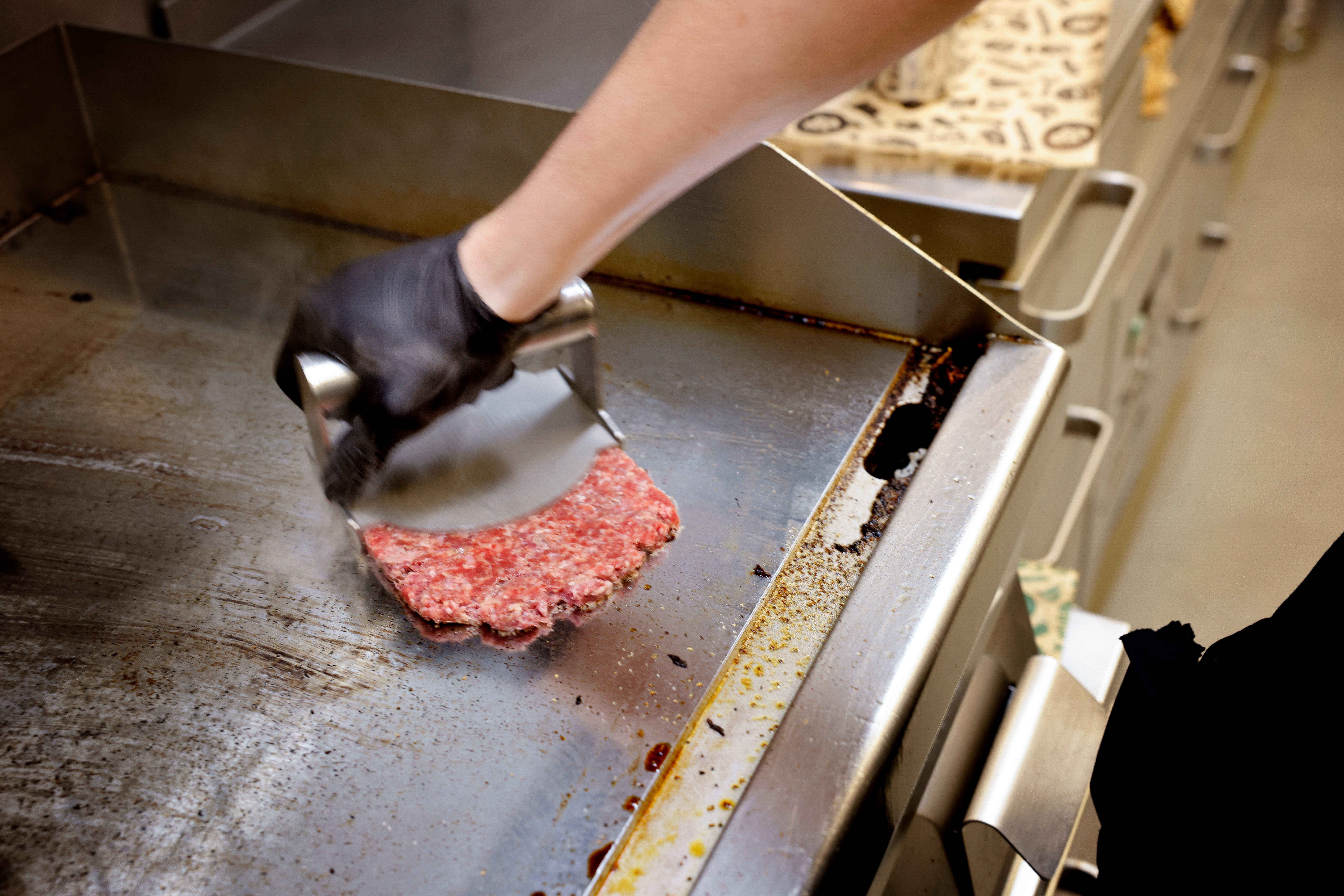 Dytter man kjøttdeigen ned i pannen på denne måten, blir stekeskorpen ekstra god. Teknikken har spredt seg fra USA og blitt særlig populær de siste ti årene. 