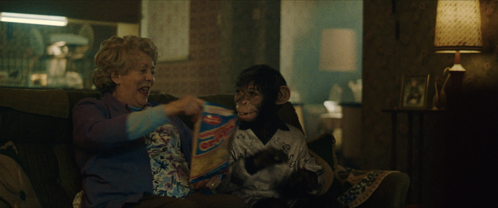 Artisten Robbie Williams spilles i hele filmen av en digital sjimpanse. Her er han åtte år og koser seg med bestemor.