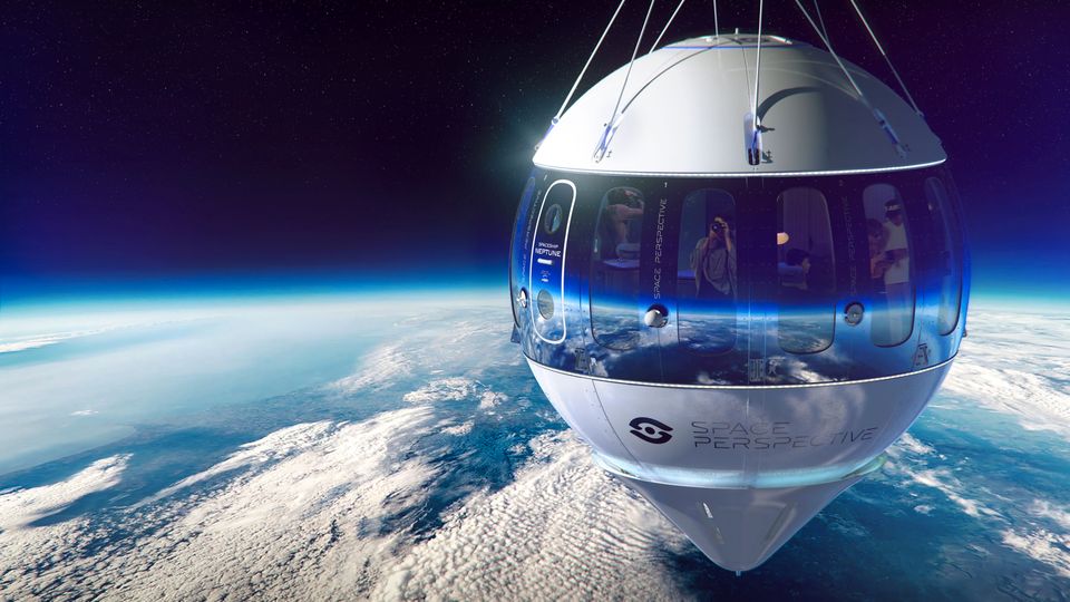 Et ballong-lignende fartøy som svever oppi i verdensrommet med jordkloden i bakgrunnen. 