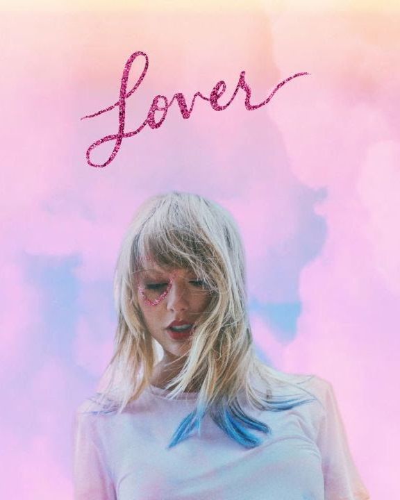 Et rosa coverbilde viser Taylor Swift som står under en himmel med rosa skyer og teksten "lover". 