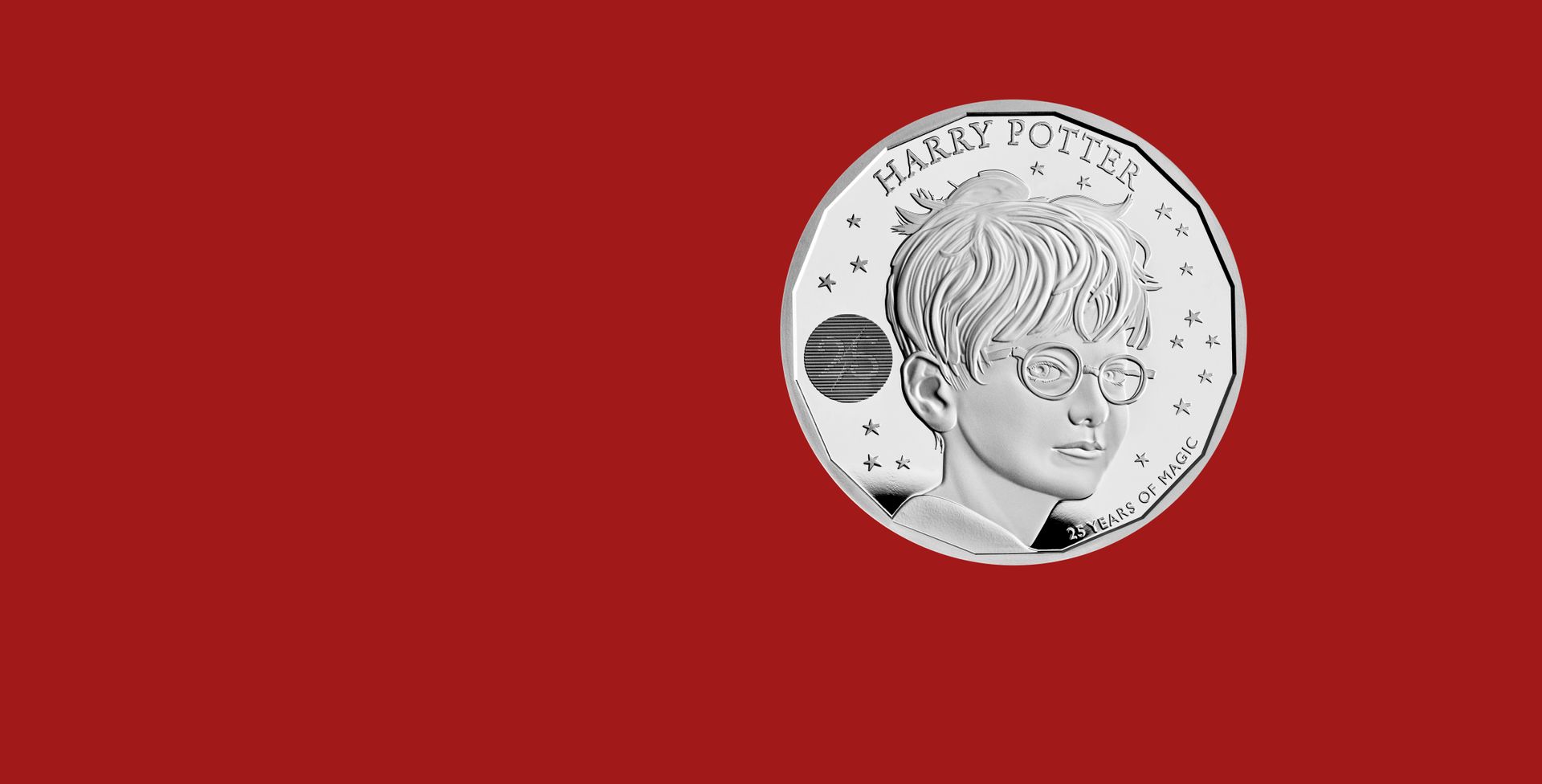 En sølvmynt med en gutt med kort hår, briller, og teksten "Harry Potter" og "25 år med magi" skrevet på engelsk, ligger på en mørkerød redigert bakgrunn. 