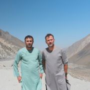Bilde av Tor Arne Andreassen (til høyre) og Afshin Ismaeli i Afghanistan-ørkenen.