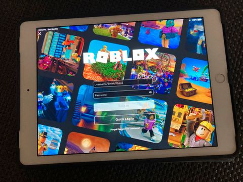 En skjerm i et spill der man skal logge inn og det står i hvite bokstaver "ROBLOX"