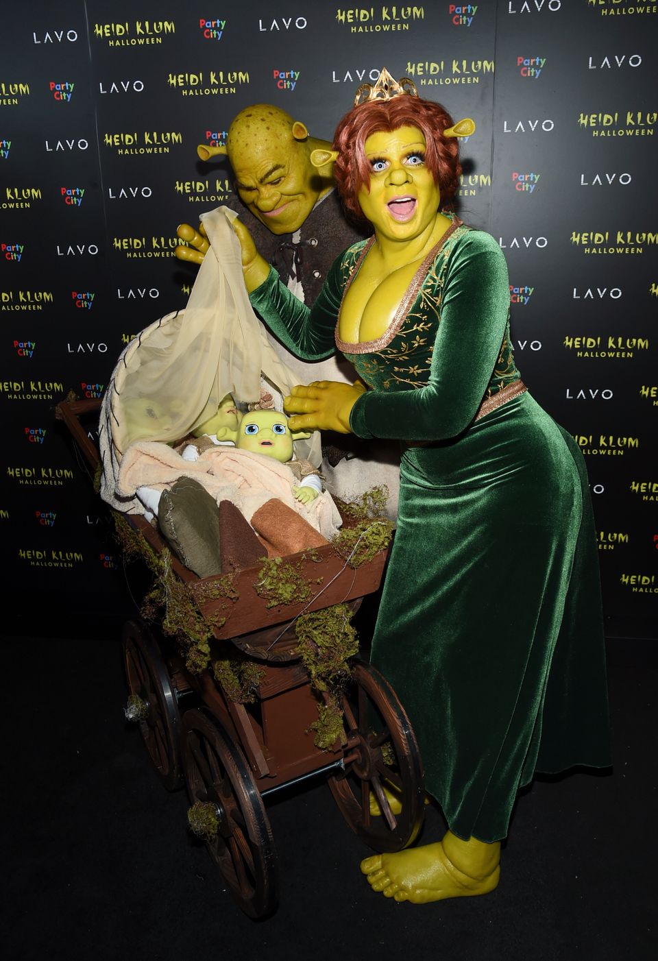 To mennesker utkledd som grønne troll, den ene i grønn prinsessekjole med store pupper og med tiara