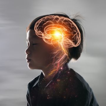 Et foto med en animasjon på viser et ungt barn med lukkede øyne, som står foran en grå, skyet himmel, og den delen av hodet der hjernen er er opplyst med gule nervetråder.