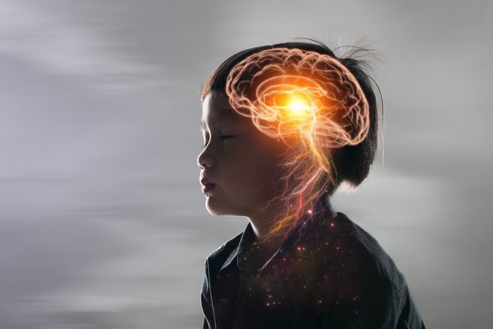 Et foto med en animasjon på viser et ungt barn med lukkede øyne, som står foran en grå, skyet himmel, og den delen av hodet der hjernen er er opplyst med gule nervetråder.