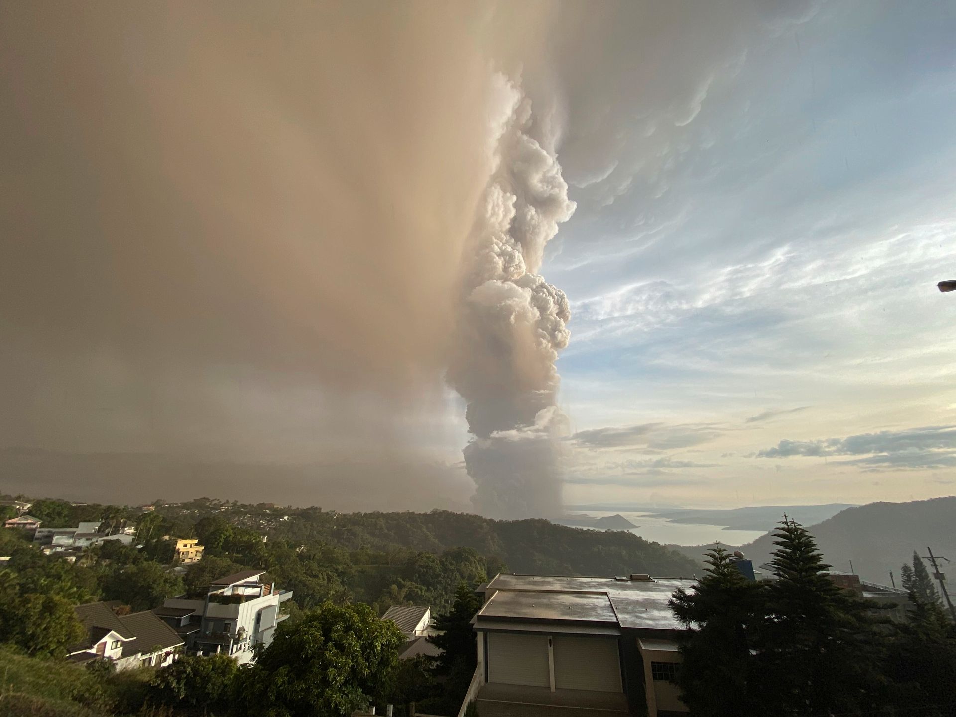En enorm røyksky stiger opp fra vulkanen.