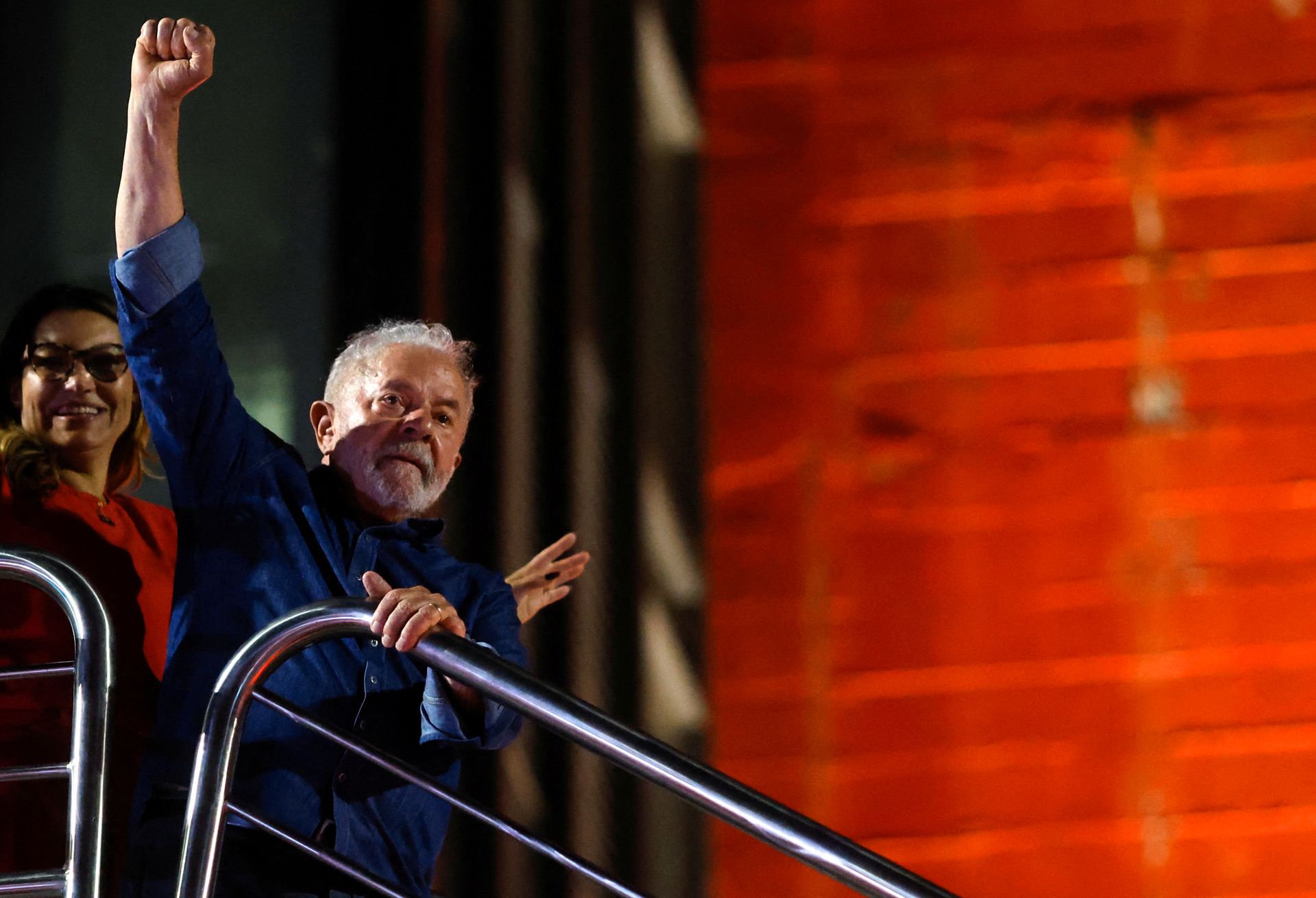 Lula løfter høyre arm i luften i en seiersbevegelse