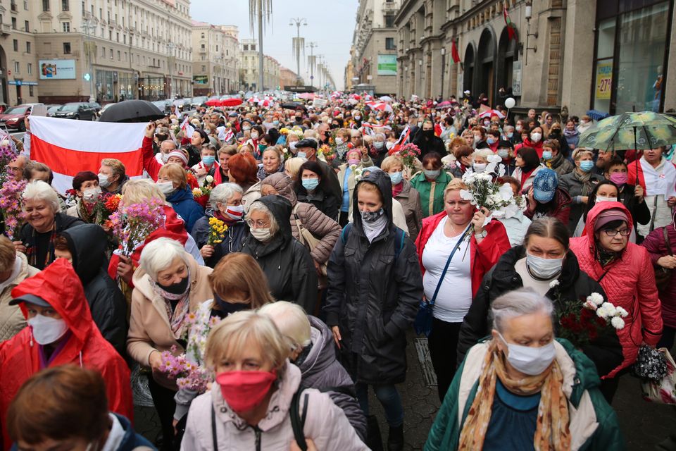 Mange hundre kvinner samlet for å si sin mening om hvordan Hviterussland styres.