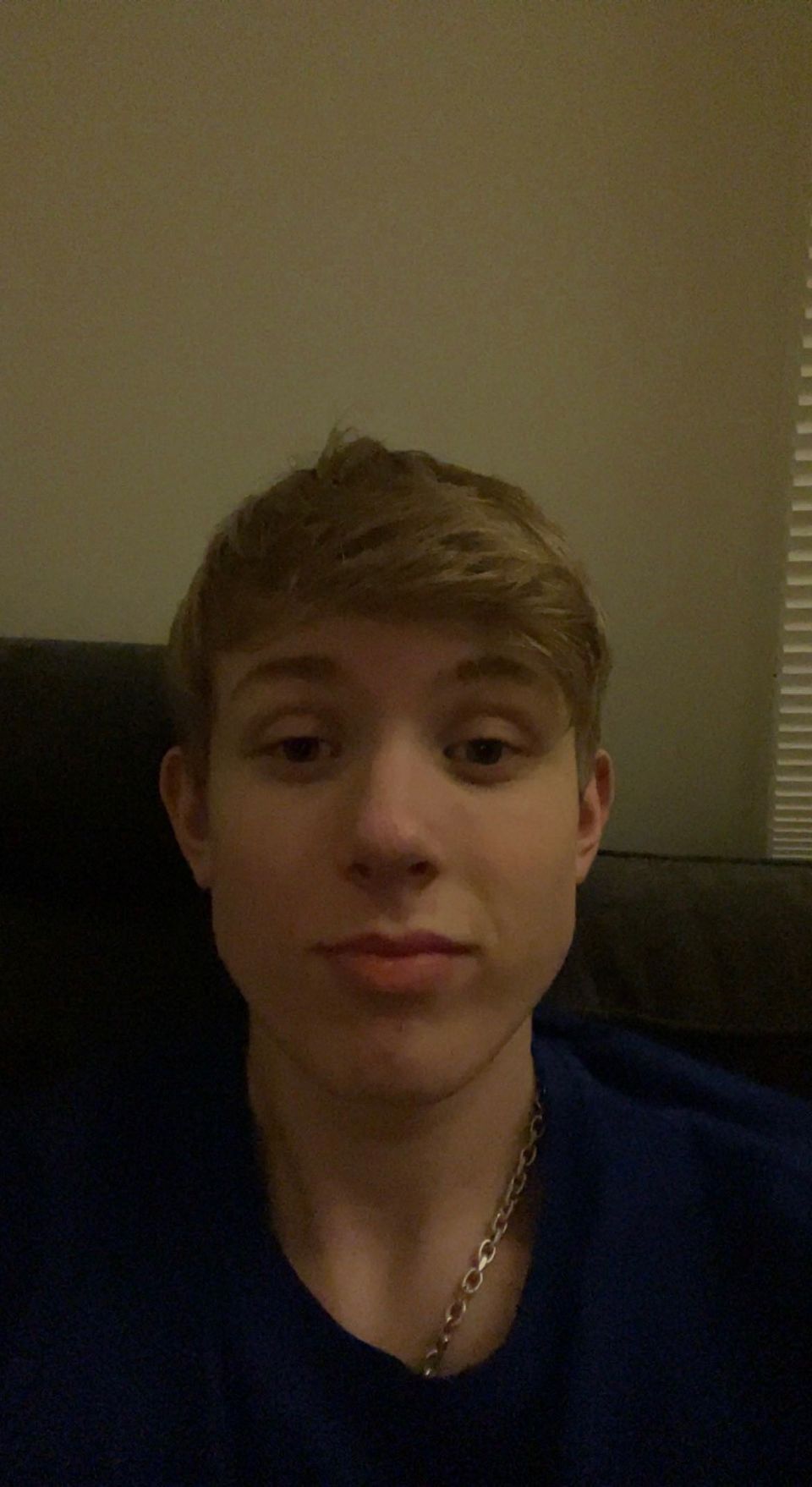 En selfie av en ung mann med kort hår. 