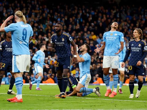 Haaland og flere andre Manchester City-spillere reagerer med fortvilelse og oppgitthet på banen, og mellom dem står spillere med mørkeblå drakter.