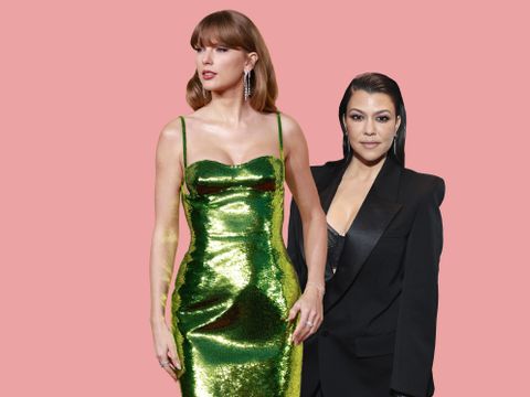 Taylor Swift i slangegrønn paljettkjole og Kourtney Kardashian i svart dress er begge redigert inn på en dus, rosa bakgrunn.