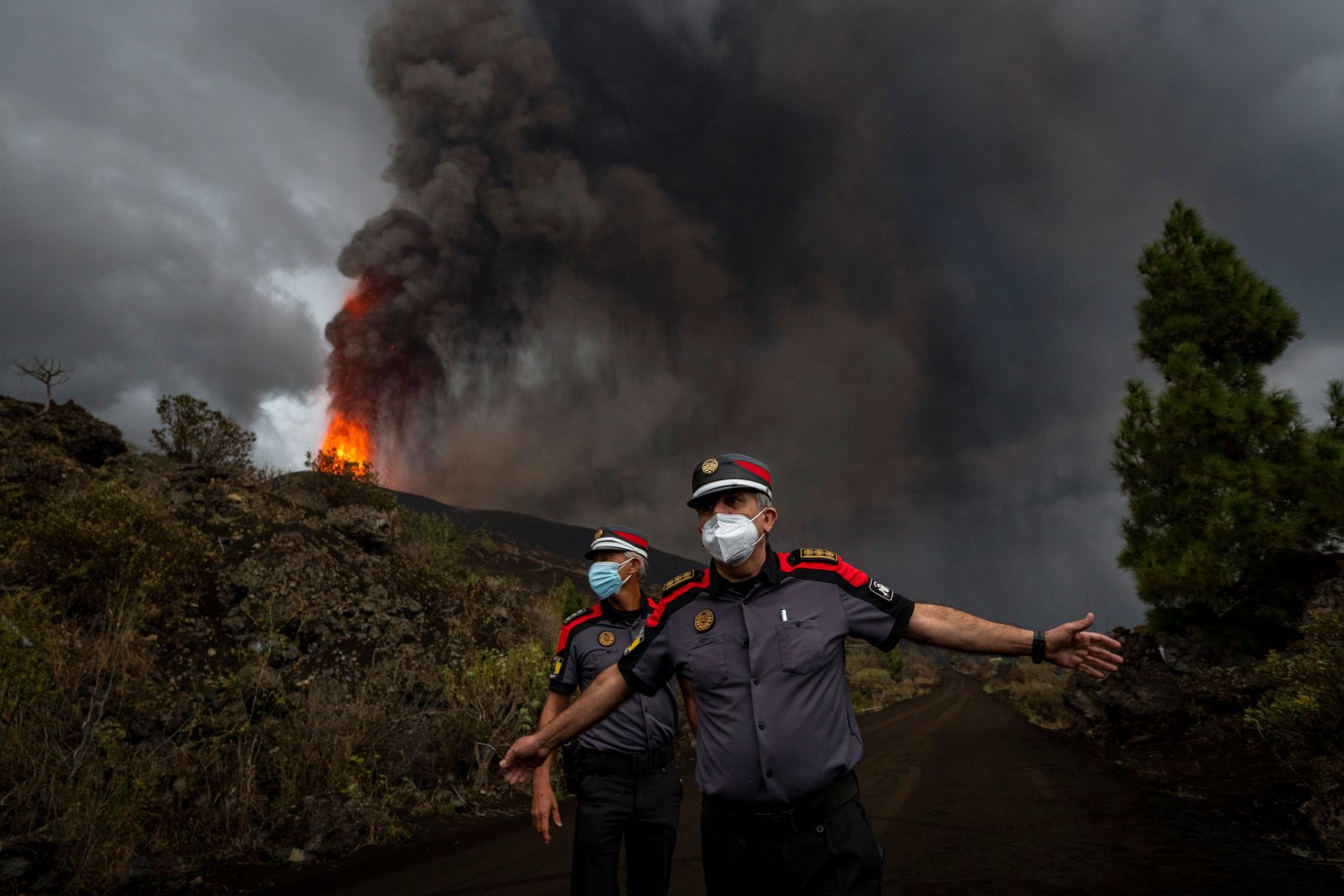 To politimenn passer på at folk ikke kommer for nære vulkanen.