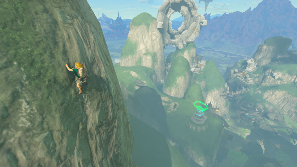 En spillkarakter med lyst hår klatrer opp et bratt og høyt fjell.