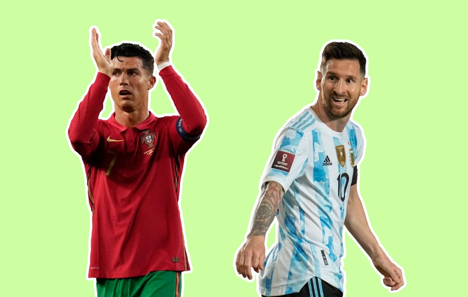 Cristiano Ronaldo, med rød trøye, og Lionel Messi med hvit- og blåstripete trøye er redigert inn på en grønn bakgrunn.