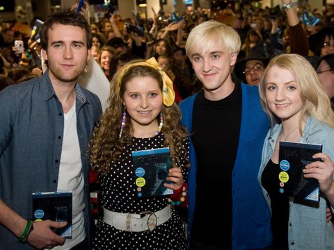 Fire skuespillere fra Harry Potter-filmene poserer på rød løper med DVD-er i hendene
