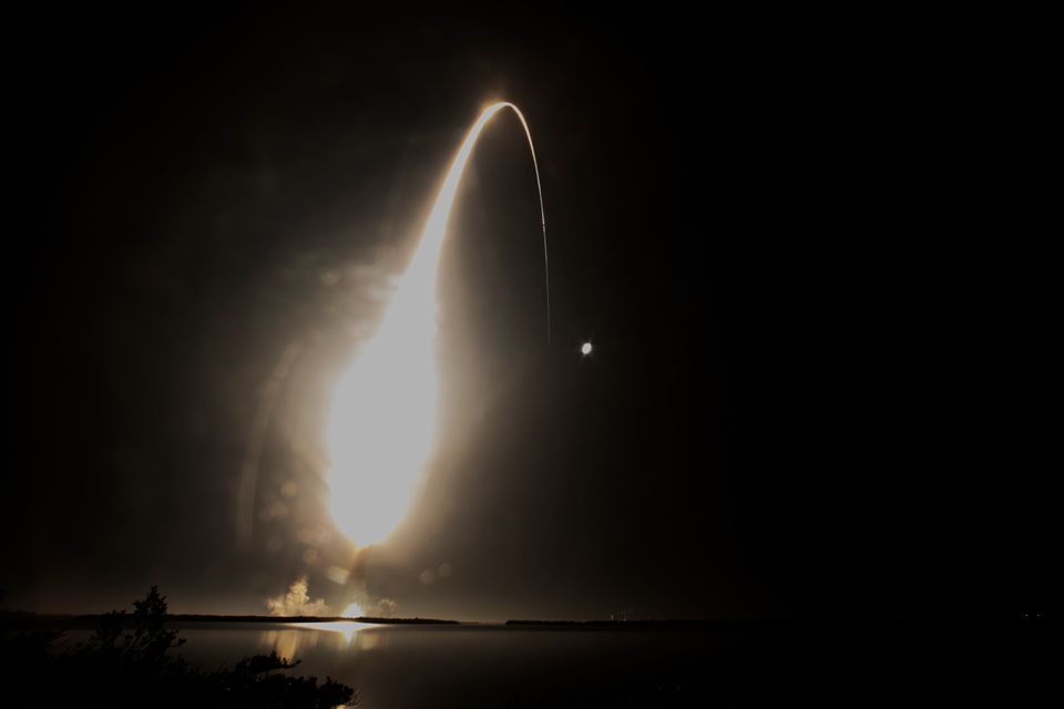 Et stort lys i mørket viser at en romrakett er blitt sendt opp.