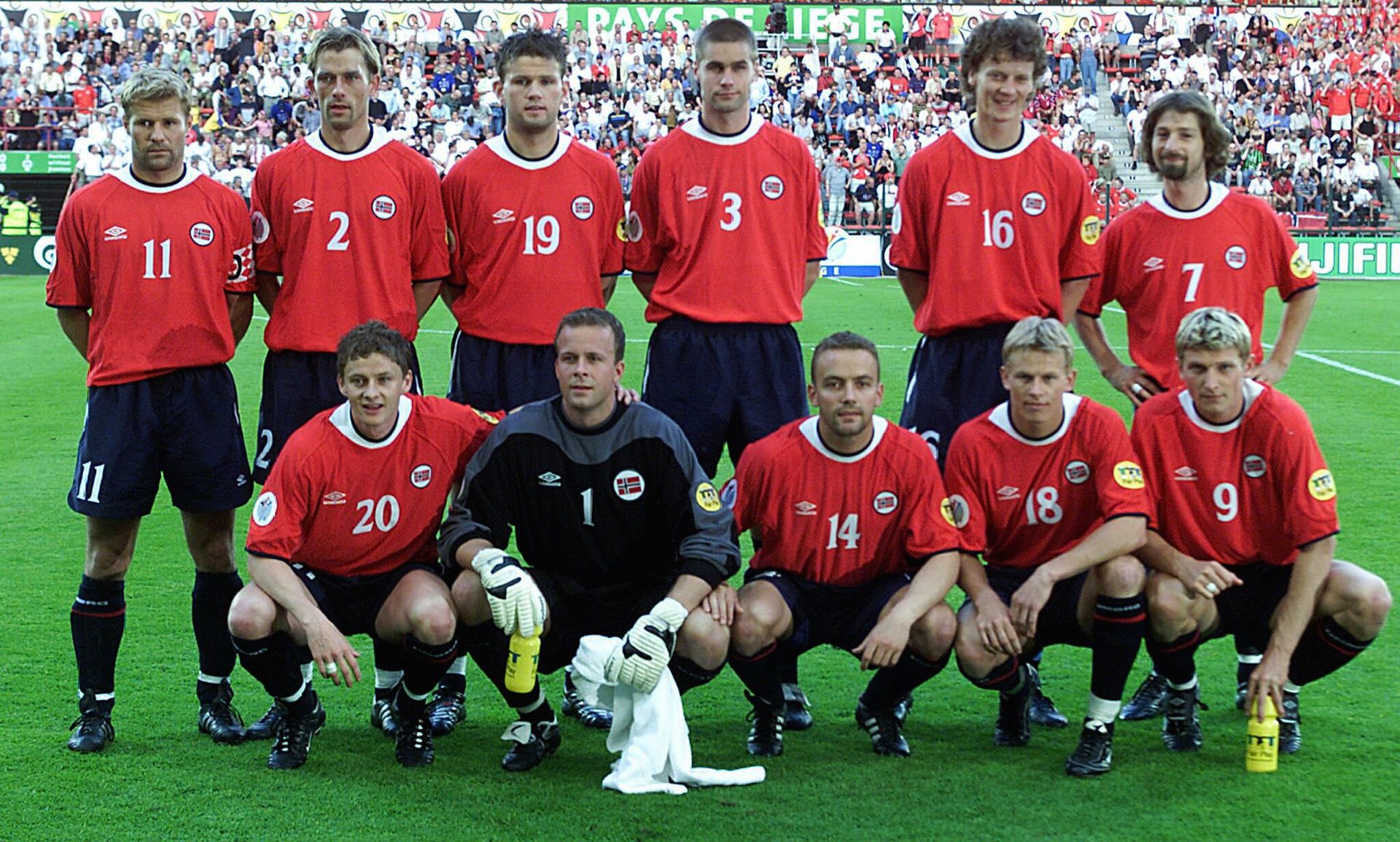 Lagbilde av Norges landslag i fotball fra år 2000 - fem spillere sitter - seks står bak