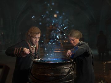 I et spill står to personer over en gryte med hver sin tryllestav.