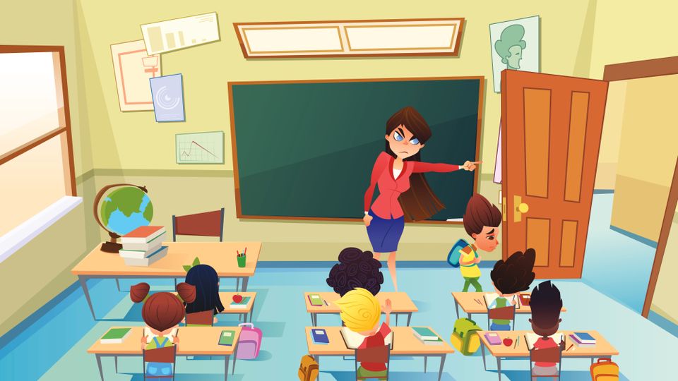 En illustrasjon av en voksen lærer med langt, mørkt hår, som har et sint uttrykk, står foran en grønn tavle og peker mot døren, mens en trist gutt med skolesekk går mot den, og seks andre elever blir sittende bak pulten sin.