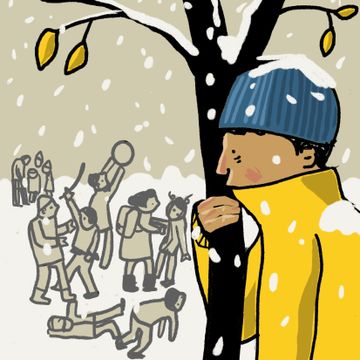 Tegning av en gutt i gul jakke og blå lue som står alene bak et tre og ser trist på andre barn som leker i snøen.