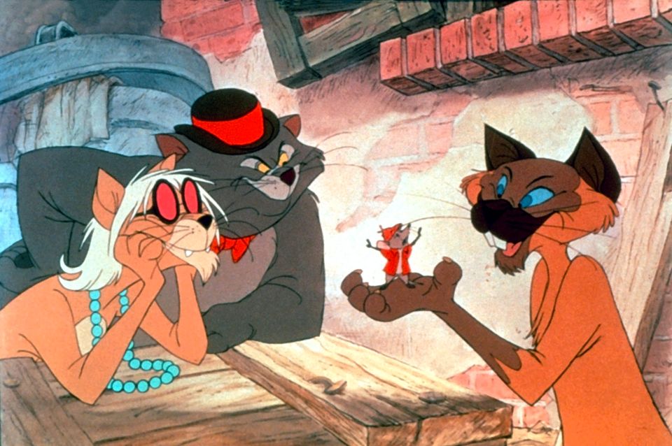 Et bilde fra tegnefilmen Aristokattene, hvor to katter med hatt og solbriller lener seg over en kasse og stirrer på en brun katt med blå spisse øyne som holder en mus i røde klær i henda. 