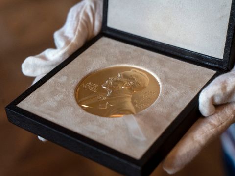 Nærbilde av gullmedaljen med Alfred Nobels ansikt på. 