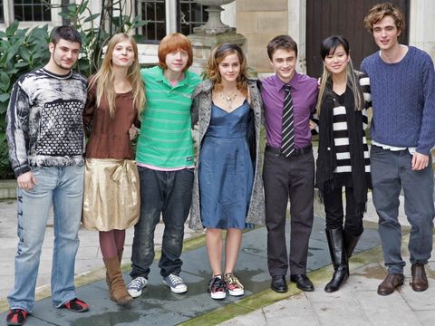 Oppstilt bilde av syv skuespillere fra Harry Potter filmene, som er kledd i hverdagslige klær og smiler til fotografene.