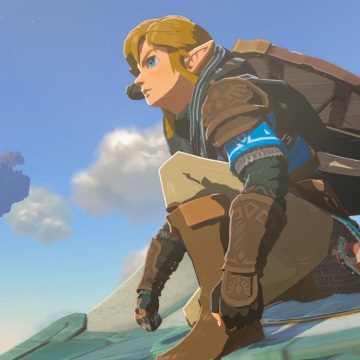 En figur i et spill har lyst hår og brune klær og sitter på huk mens man ser skyene i bakgrunnen.