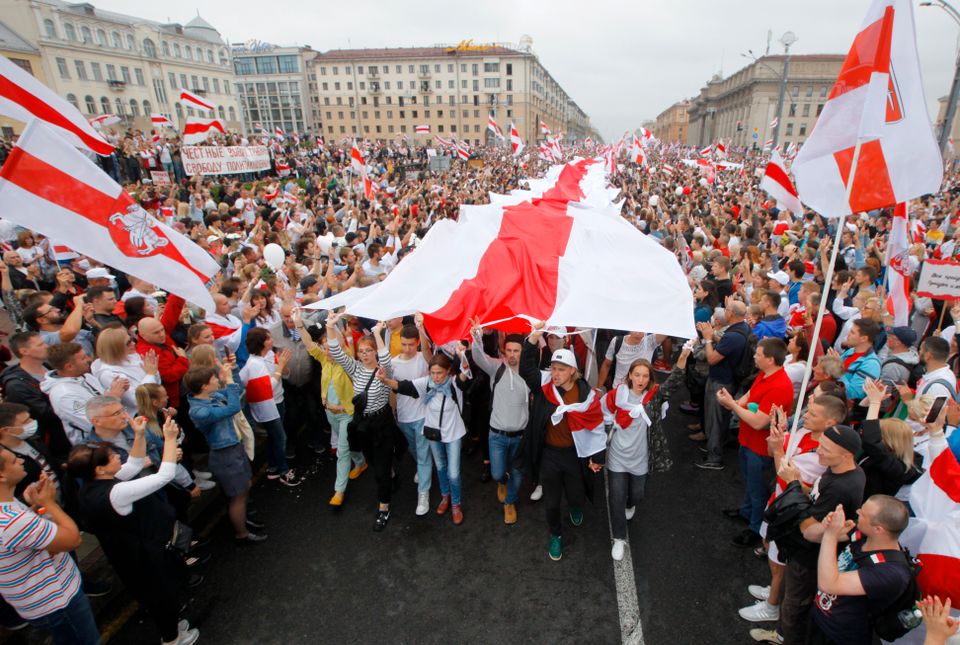 Tusenvis av mennesker demonstrerer med flagg i Hviterusslands hovedstad Minsk.