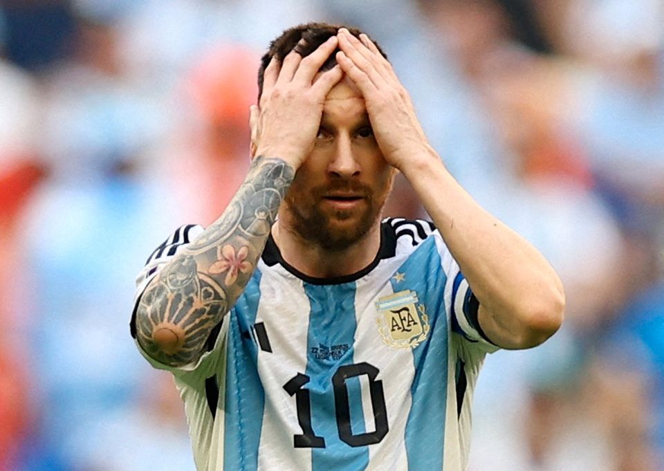 En fotballspiller med kort hår og nummer ti på drakten holder hendene over ansiktet og er skuffet.
